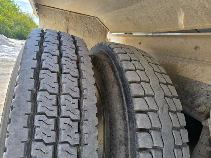 2014-peterbilt-365-image-94