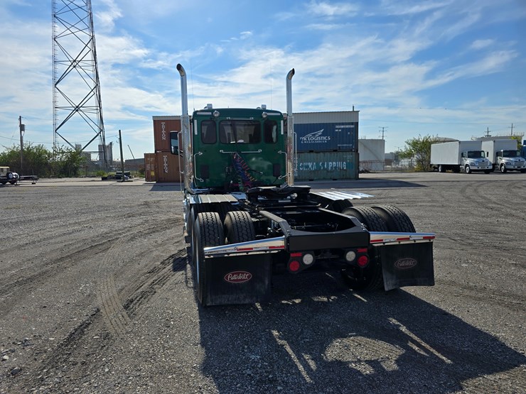 2019-peterbilt-567-image-21