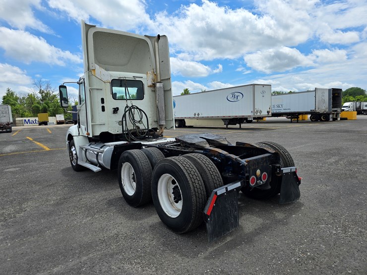 2013-freightliner-columbia-112-image-18