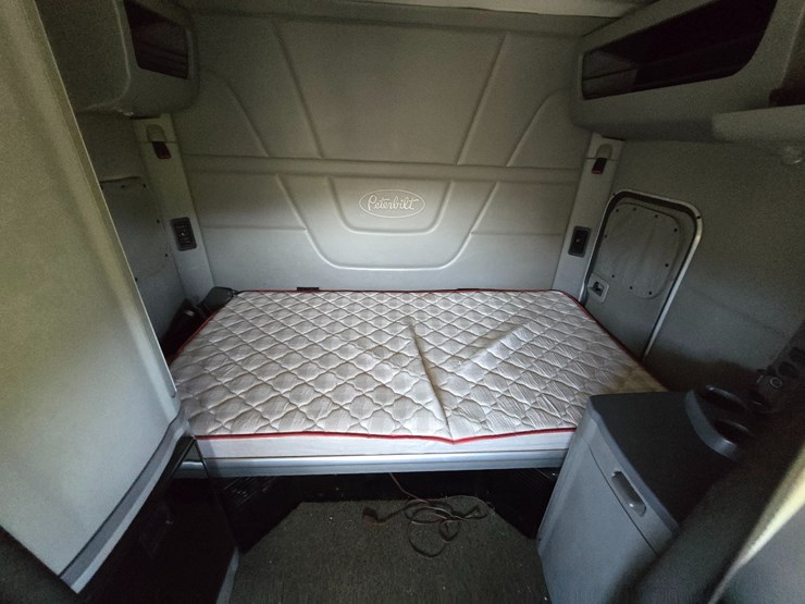 2015-peterbilt-579-image-87