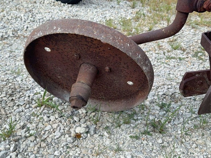 international-2-bottom-plow-image-25