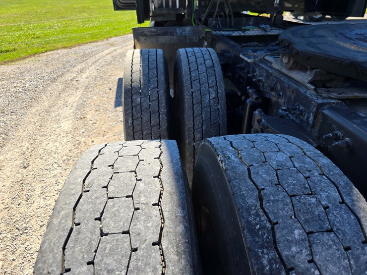 2015-peterbilt-579-image-93