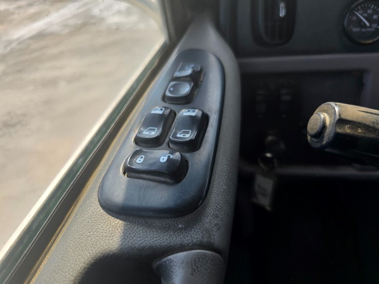 2014-peterbilt-365-image-95