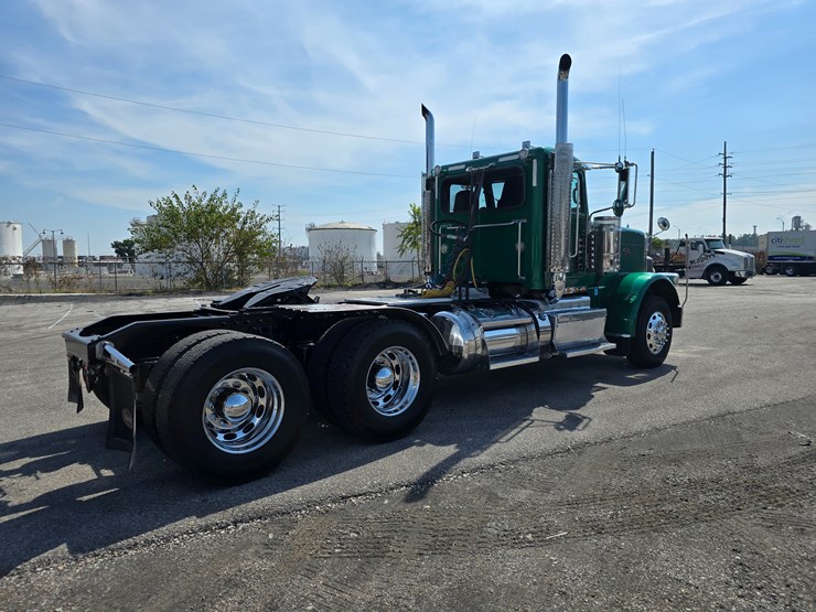 2014-peterbilt-388-image-32