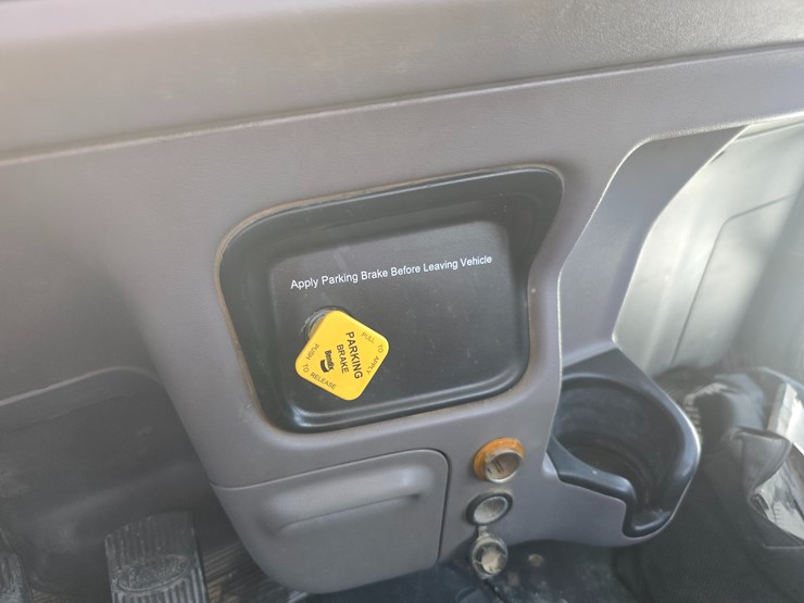 2014-peterbilt-365-image-90