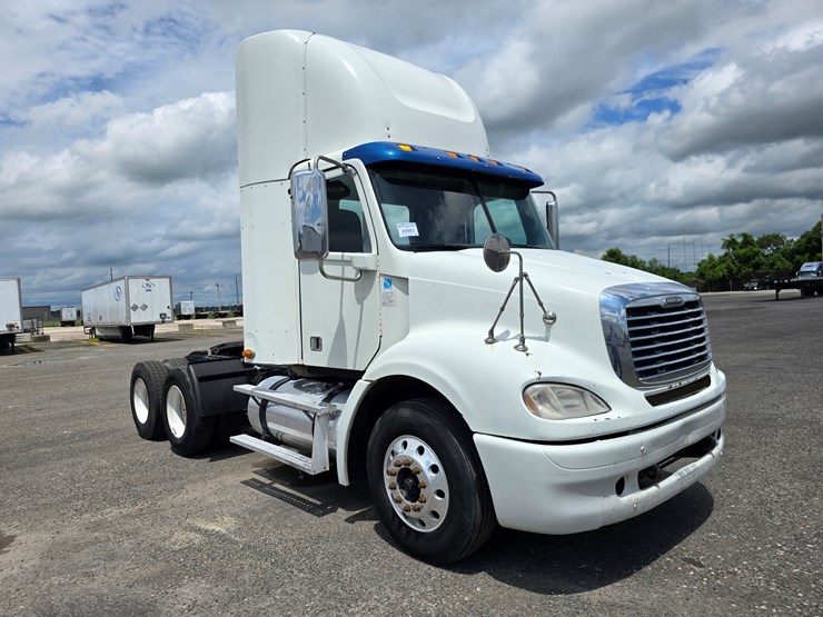 2013-freightliner-columbia-112-image-48