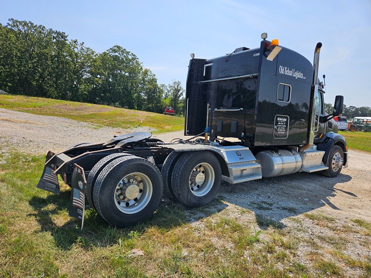 2017-peterbilt-579-image-21