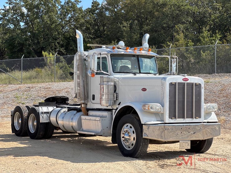 peterbilt-389-image-1
