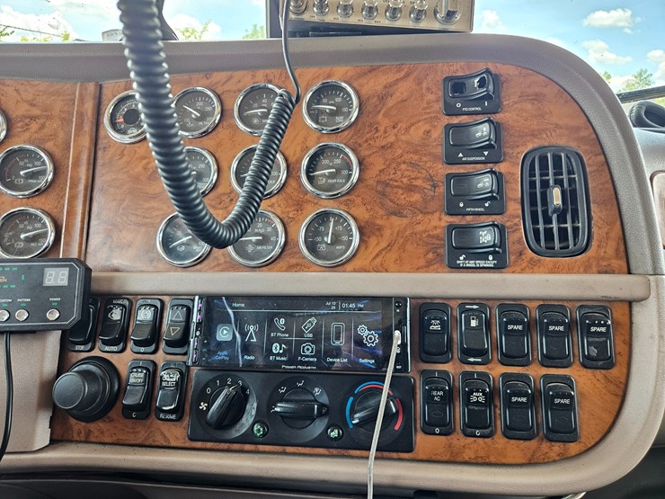 2010-peterbilt-389-image-70