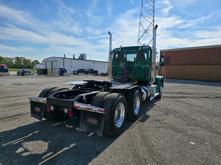 2019-peterbilt-567-image-26