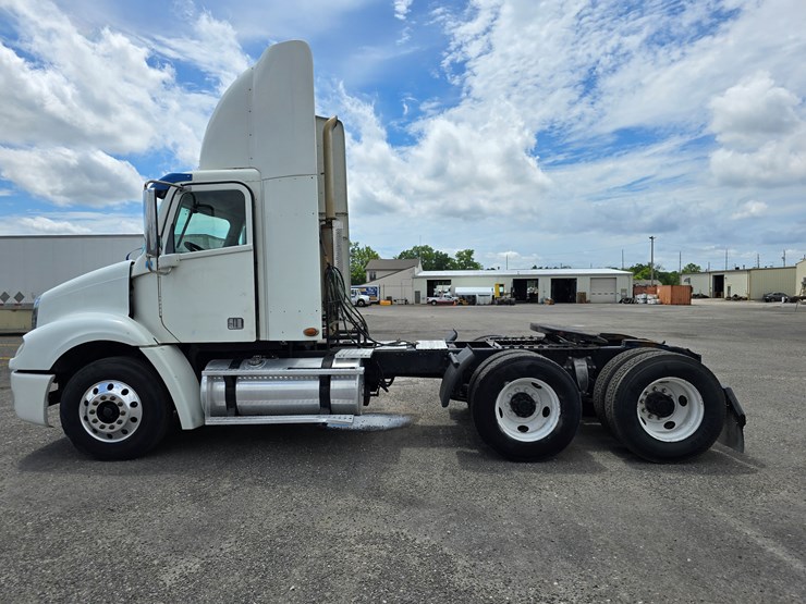 2013-freightliner-columbia-112-image-10