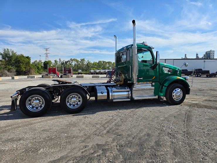 2019-peterbilt-567-image-33