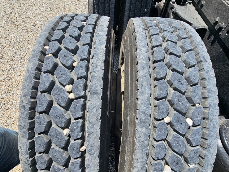 2010-peterbilt-389-image-94