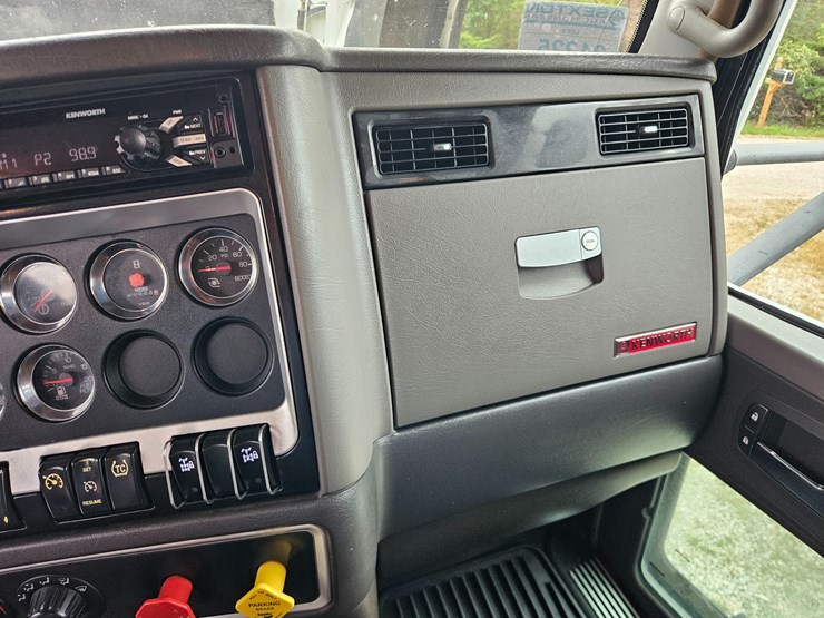 2015-kenworth-t800-image-86