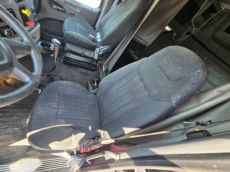 2017-peterbilt-579-image-57