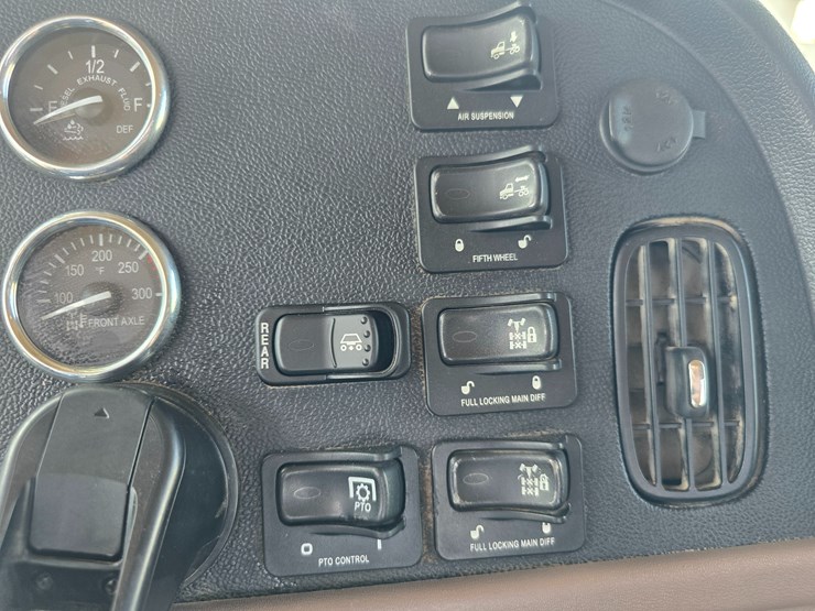 2014-peterbilt-388-image-109