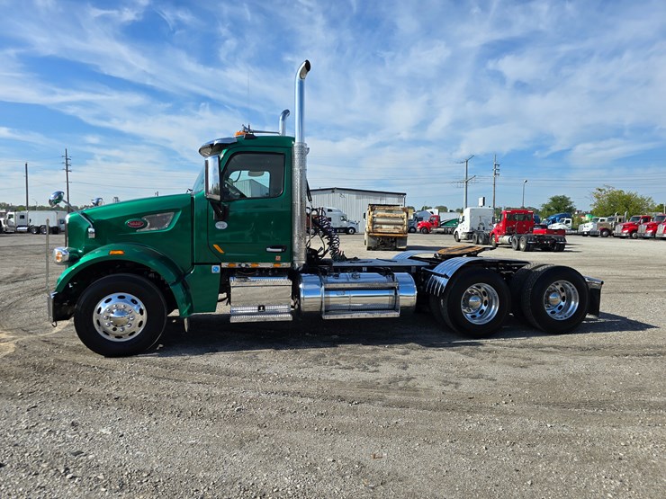 2019-peterbilt-567-image-8