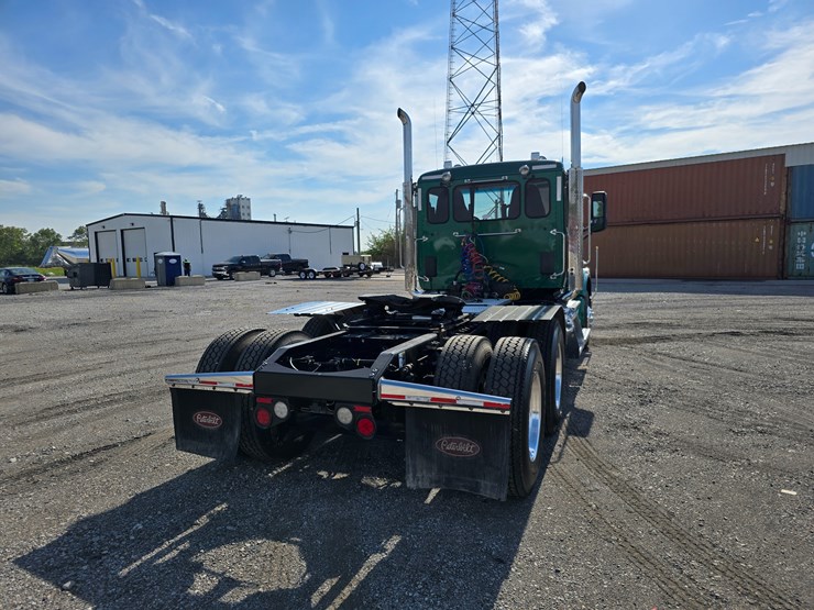 2019-peterbilt-567-image-25