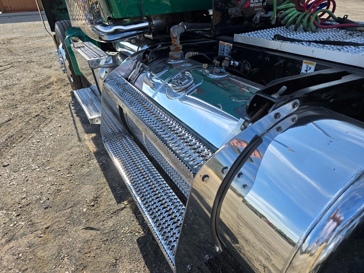 2019-peterbilt-567-image-105