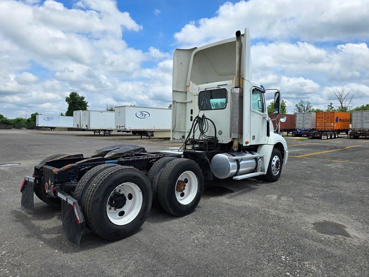 2013-freightliner-columbia-112-image-30