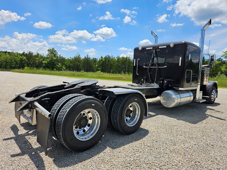 2010-peterbilt-389-image-22
