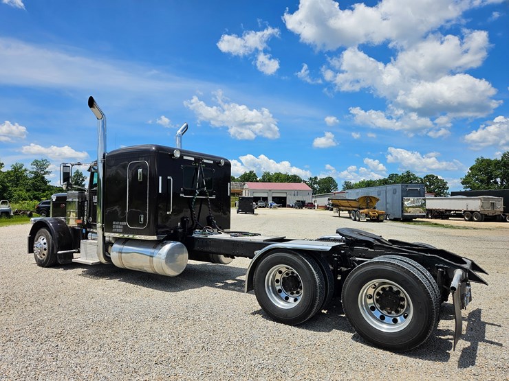 2010-peterbilt-389-image-15