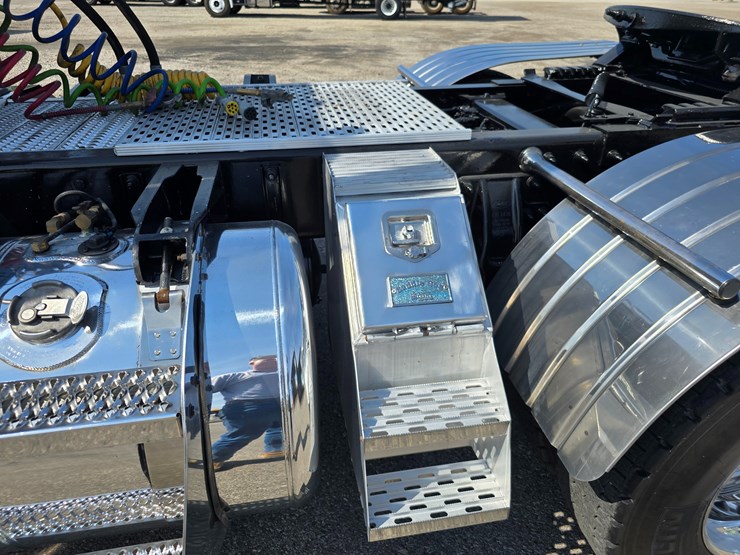 2014-peterbilt-388-image-123