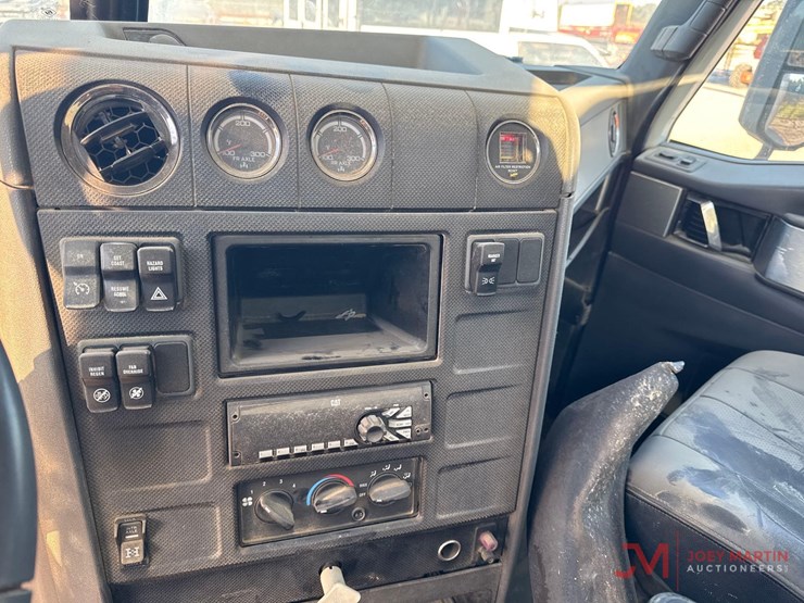 2014-caterpillar-12-image-24