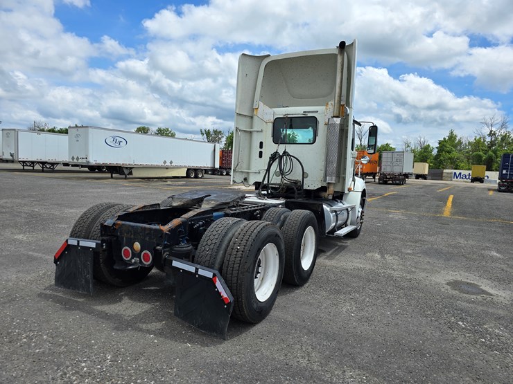 2013-freightliner-columbia-112-image-27