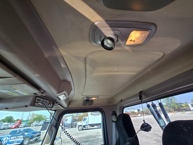 2014-peterbilt-388-image-95