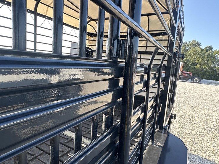 2018-gooseneck-l7l1-28’-tri/a-livestock-trailer-image-16