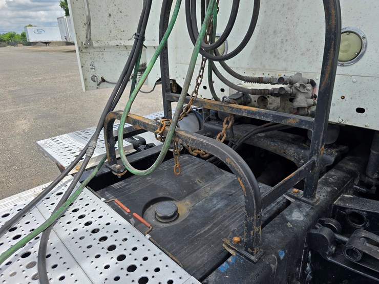 2013-freightliner-columbia-112-image-93