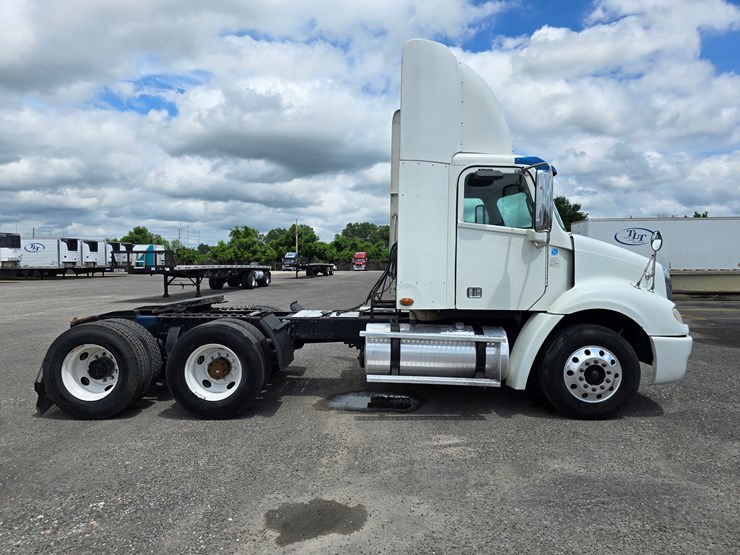 2013-freightliner-columbia-112-image-39