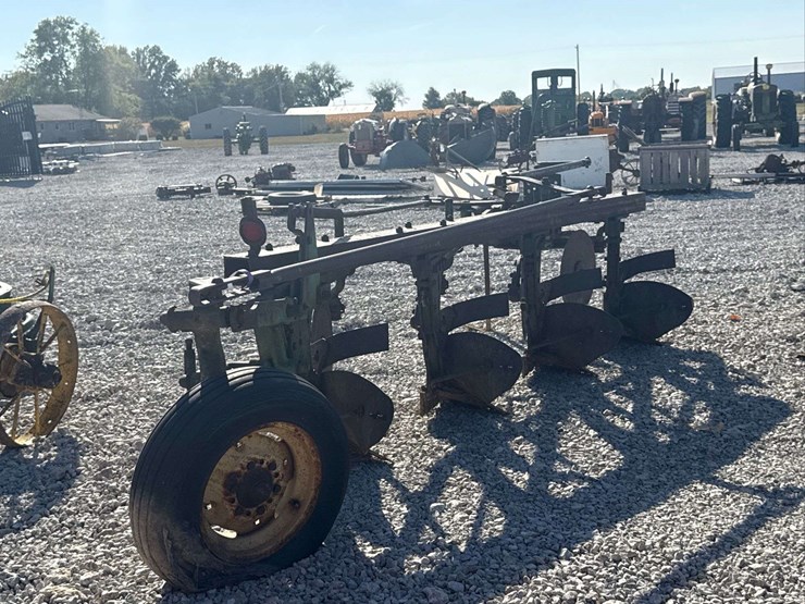 john-deere-4-bottom-pull-type-plow-image-1