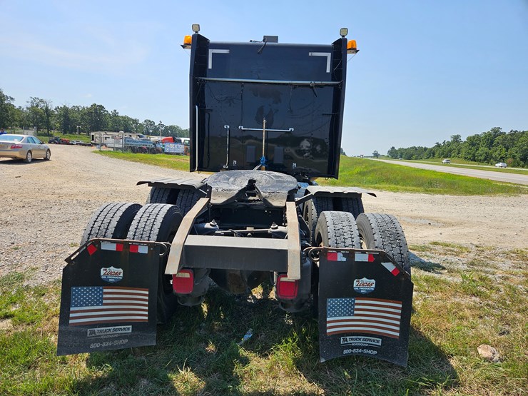 2017-peterbilt-579-image-18