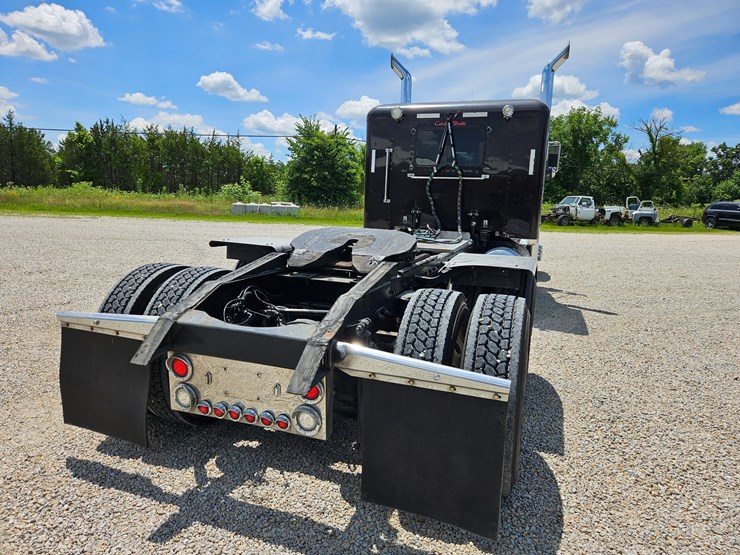 2010-peterbilt-389-image-20