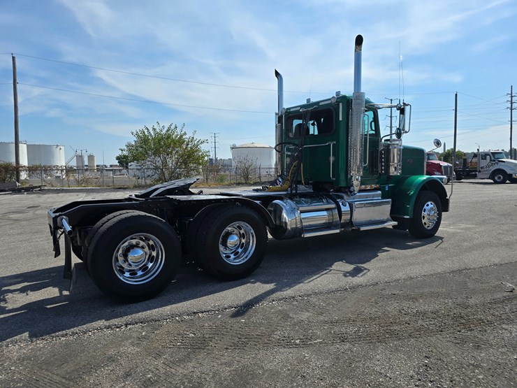 2014-peterbilt-388-image-34
