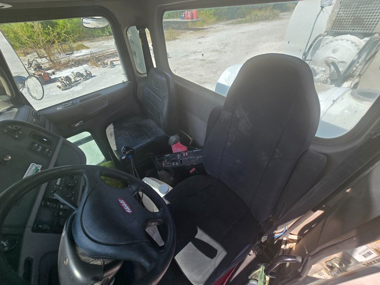 2014-peterbilt-365-image-83