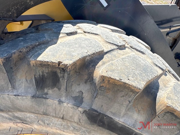 2021-deere-204l-image-14