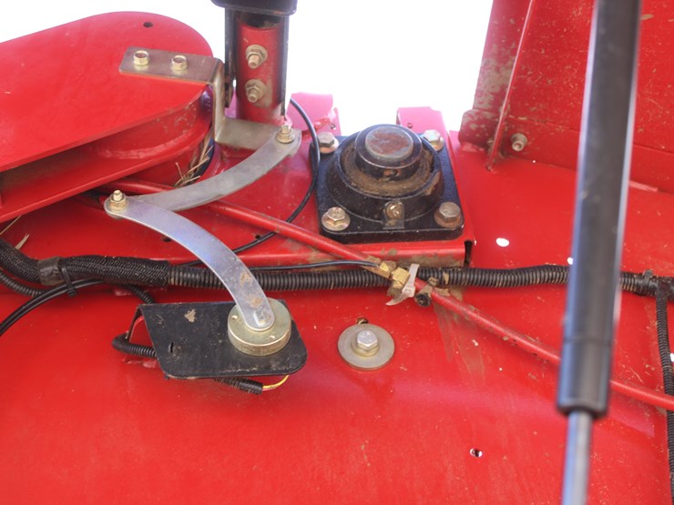 2015-new-holland-roll-belt-560-image-56
