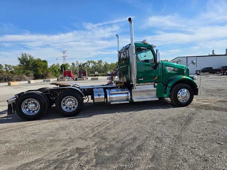 2019-peterbilt-567-image-35