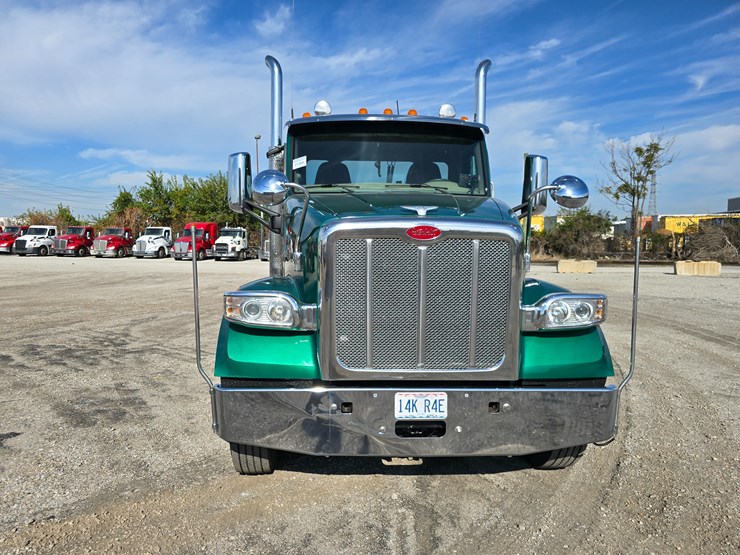 2019-peterbilt-567-image-48