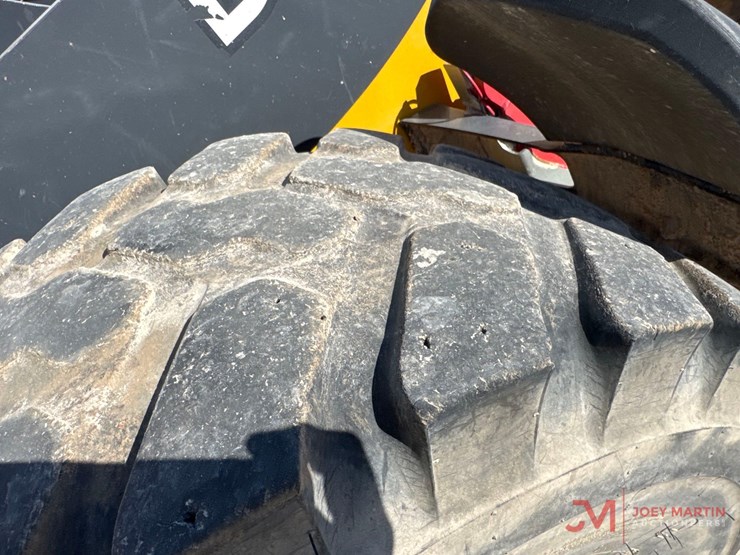 2021-deere-204l-image-7