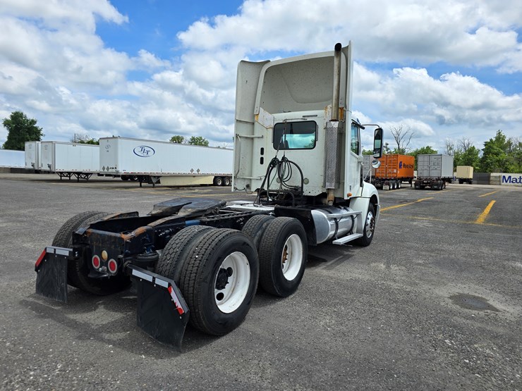 2013-freightliner-columbia-112-image-28