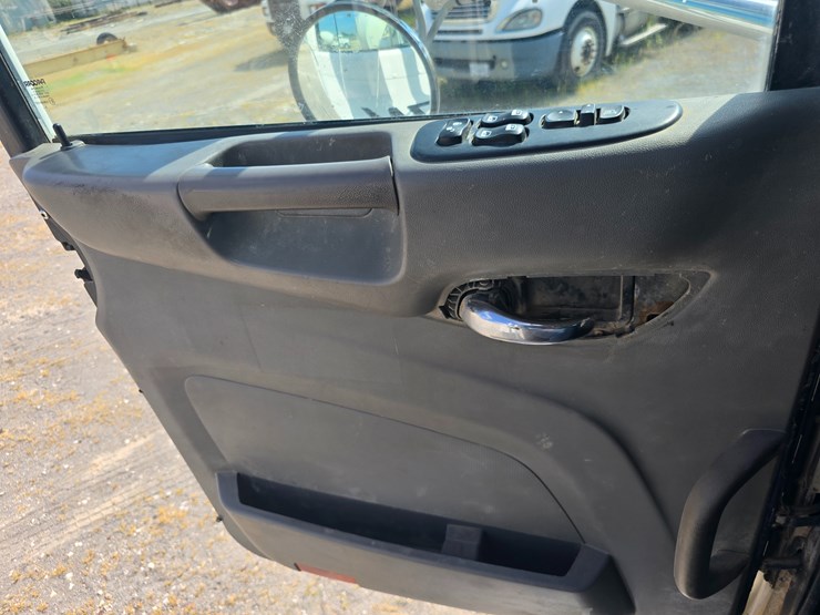 2014-peterbilt-365-image-91