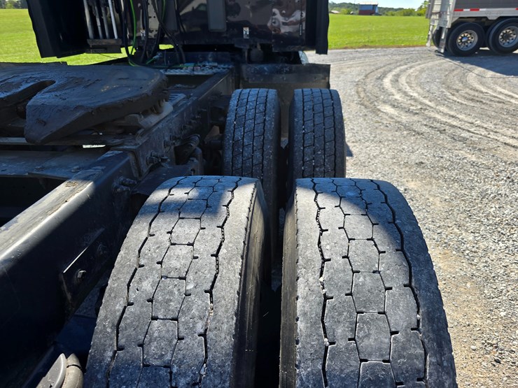 2015-peterbilt-579-image-95