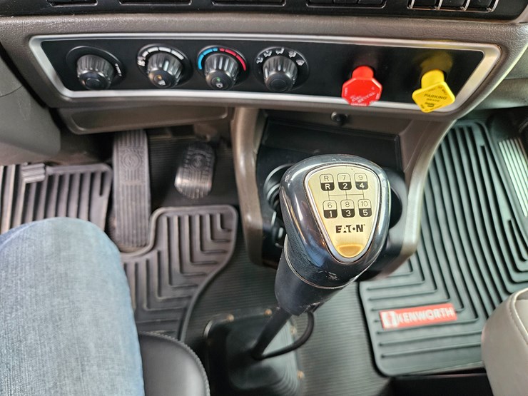 2015-kenworth-t800-image-89