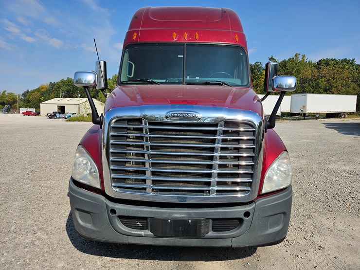 2016-freightliner-cascadia-125-image-30