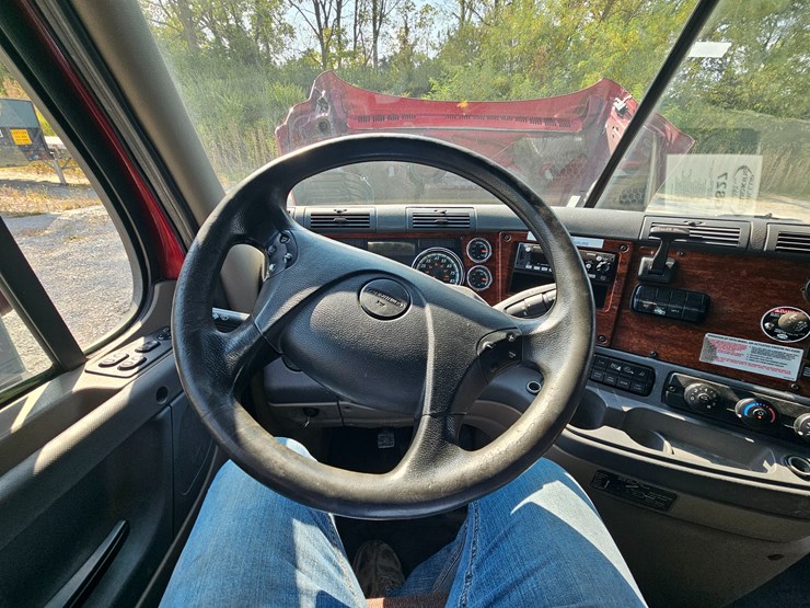 2016-freightliner-cascadia-125-image-70