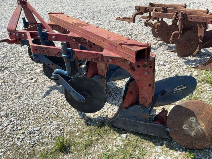 3-bottom-mounted-plow-image-23